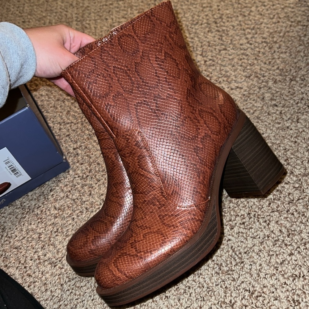 Boots - Picture 4 of 6